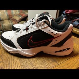 Men’s Nike air monarch IV. Size 9